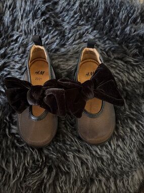 H&M Black Velvet Bow Girls Mary Jane Flats